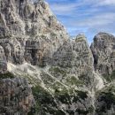 pogled na kočo corsi s prelaza scalini
