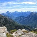 levo mangrt, desno jalovec, v ospredju desno jerebica... z vrha nad prelazom scalini
