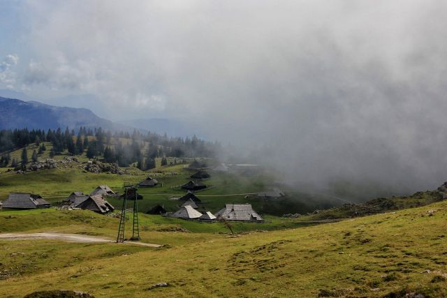 Megle se valijo z gorenjske strani