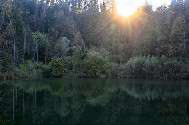 Zahajajoče sonce nad zalivom ribnika rakovnik