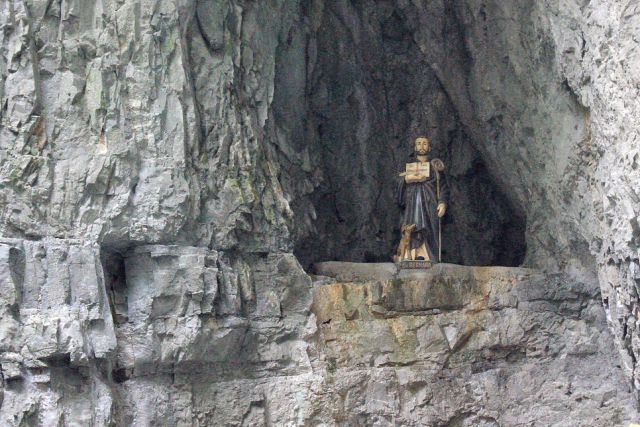 V pečini skrit sv. bernard, zavetnik planincev