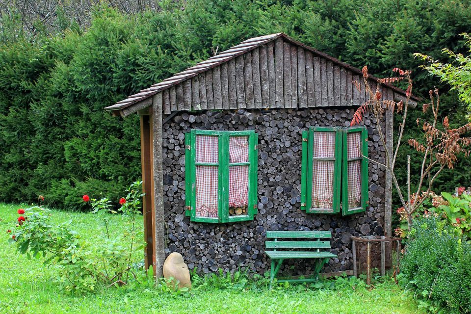 ustvarjalno postavljena skladovnica drv v vasi iševnica