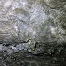 strop v jami se blešči, verjetno neke vrste bakterij na kamnu
