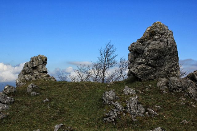 Zanimive skale na šavnicah so videti kot, da označujejo oltar sredi narave...