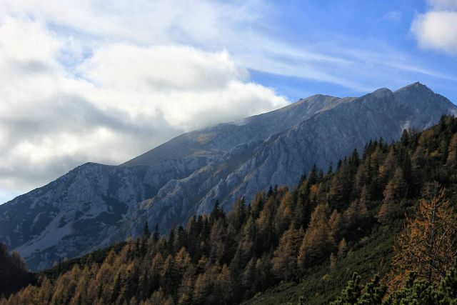 Na pobočju stola se vidi prešernova koča na stolu