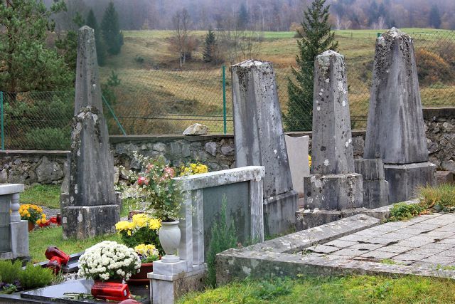 Stari nemški (kočevarski) nagrobniki na pokopališču v moravi