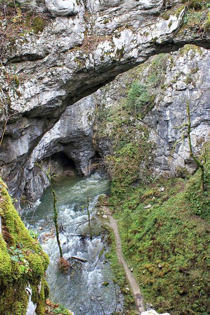 Pogled izpod malega naravnega mostu v del zelških jam