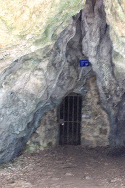 Skrivnostna vrata v zelških jamah