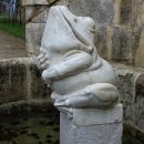 simpatičen žabji kip