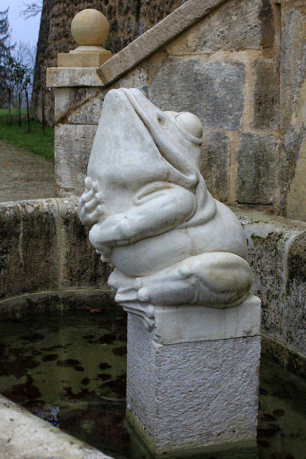 simpatičen žabji kip