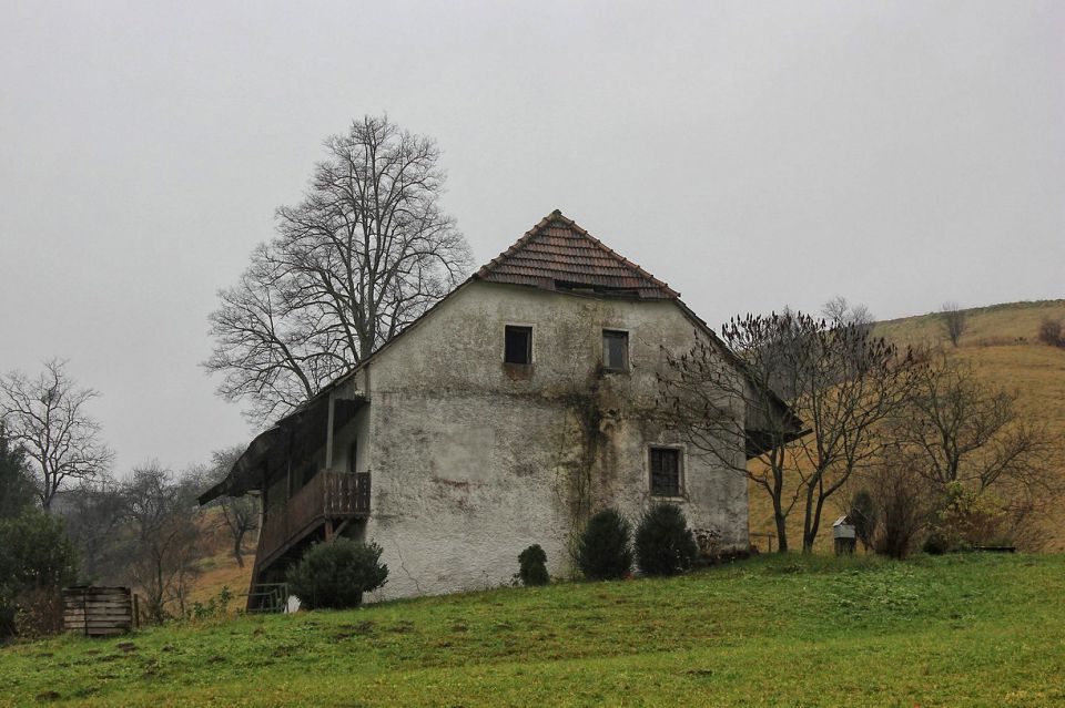stara domačija nekje ob poti proti izhodišču