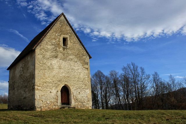 Za cerkvijo stoji sredi razglednih travnikov starosvetna kapela sv. ane...