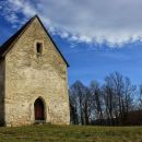 za cerkvijo stoji sredi razglednih travnikov starosvetna kapela sv. ane...