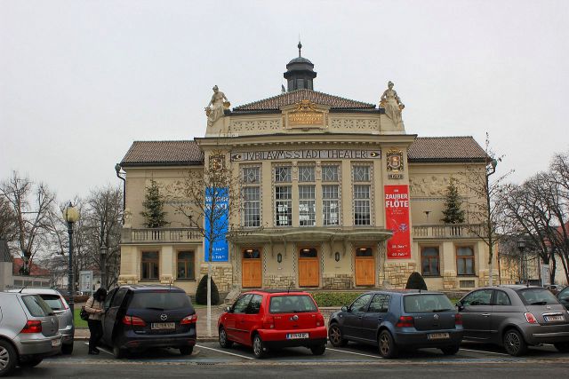 Mestno gledališče v starem centru celovca