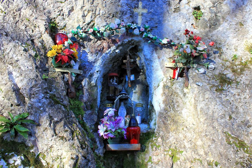 v skalo 700 m visokega srebotnika vklesana kapelica