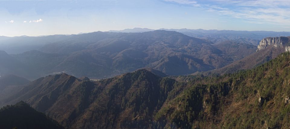 panorama z razgledišča pod krempo, desno se vidi loška stena