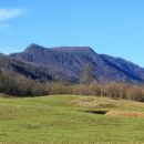 pogled na borovško goro z vršičkoma krokarja in cerka iz briške doline