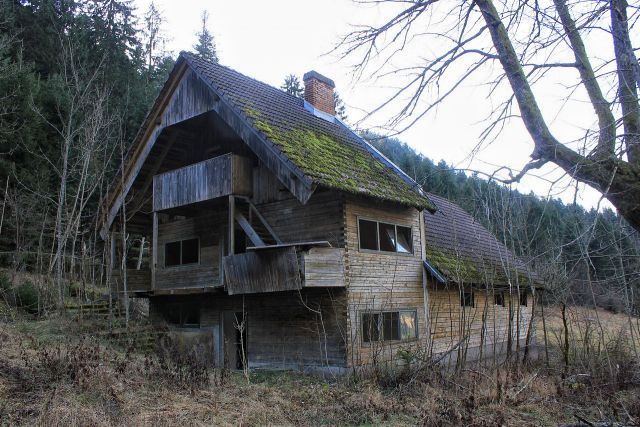 Druga hiša je lesena, markantne arhitekture za lokacijo sredi gozdov...