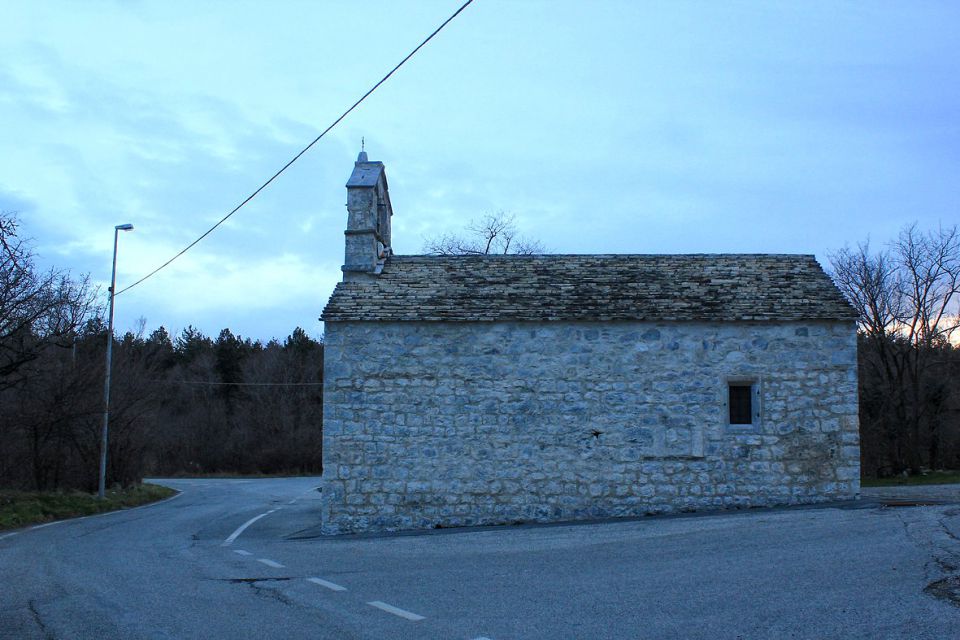 izhodišče in parkirišče pri cerkvi na začetku san lorenza
