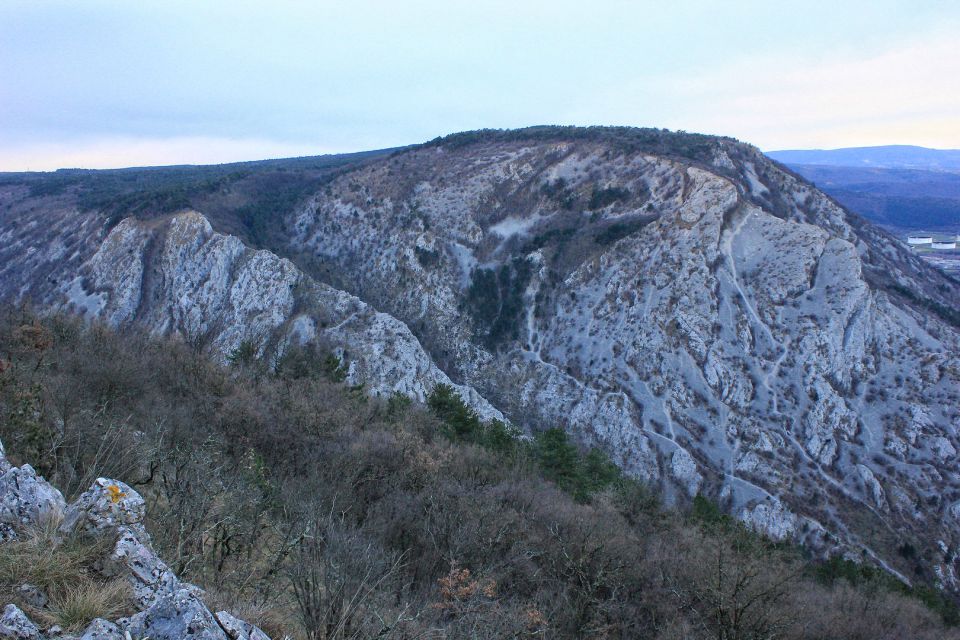 pogled na planoto mali kras, na drugi strani doline glinščice