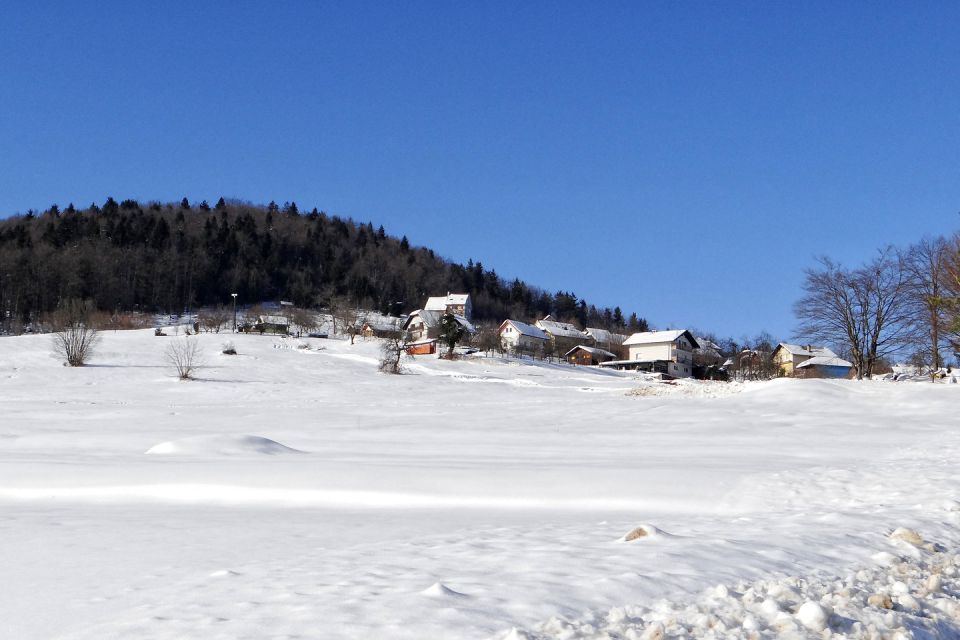 Mali Ločnik, vas na sončni in razgledni legi nad Turjakom