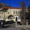v stari avstro-ogrski stavbi  je pomorska šola v bakru