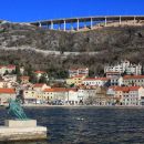 viadukt avtoceste nad glavami prebivalcev bakra