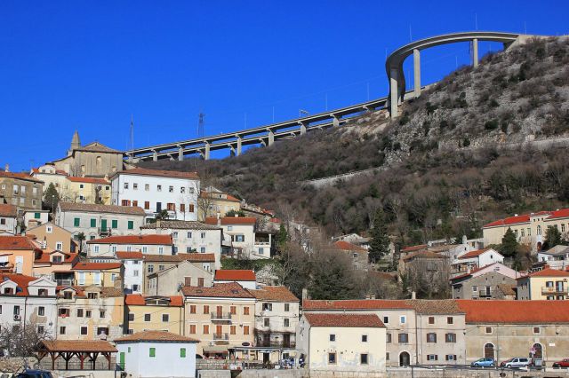 Pogled na zgornji del mesta okoli cerkve