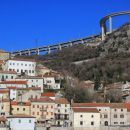 pogled na zgornji del mesta okoli cerkve