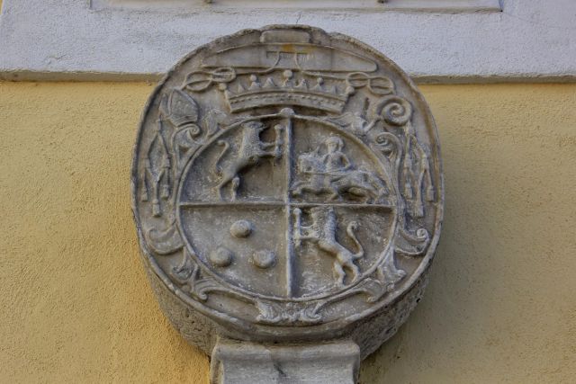 Grb nad vhodnim portalom