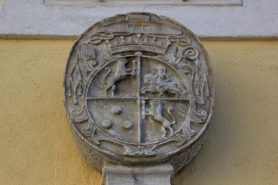 grb nad vhodnim portalom