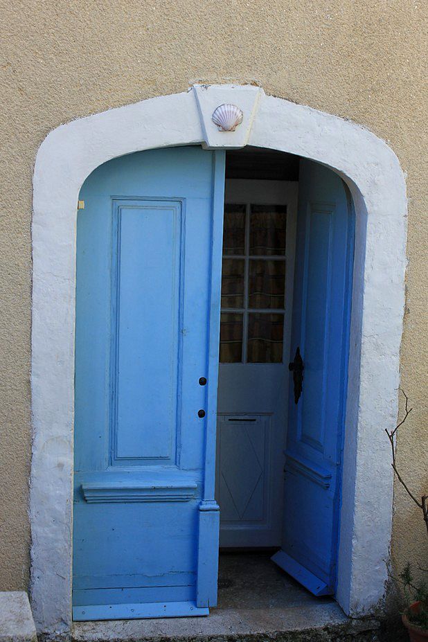 modra vrata s školjko