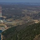 desno od termoelektrarne na pobočju mestece plomin