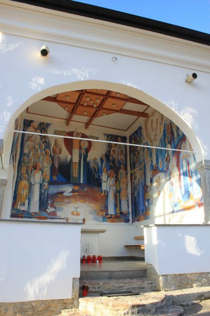 Zunanji prostor za molitev s sodobnimi freskami...