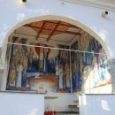 zunanji prostor za molitev s sodobnimi freskami...