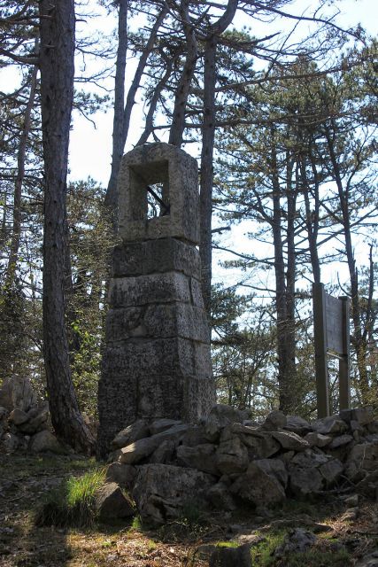 Informativna tabla in kamniti znak na mestu, kjer je bil nekoč astronomski observatorij