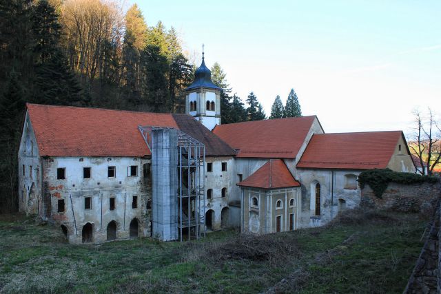 Propadajoča samostanska cerkev od zadaj