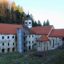 propadajoča samostanska cerkev od zadaj