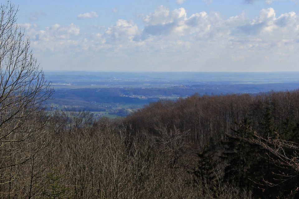 na poti se občasno odpre razgled na dravsko polje