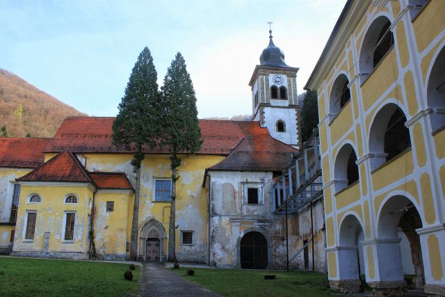 Cerkev na notranjem dvorišču