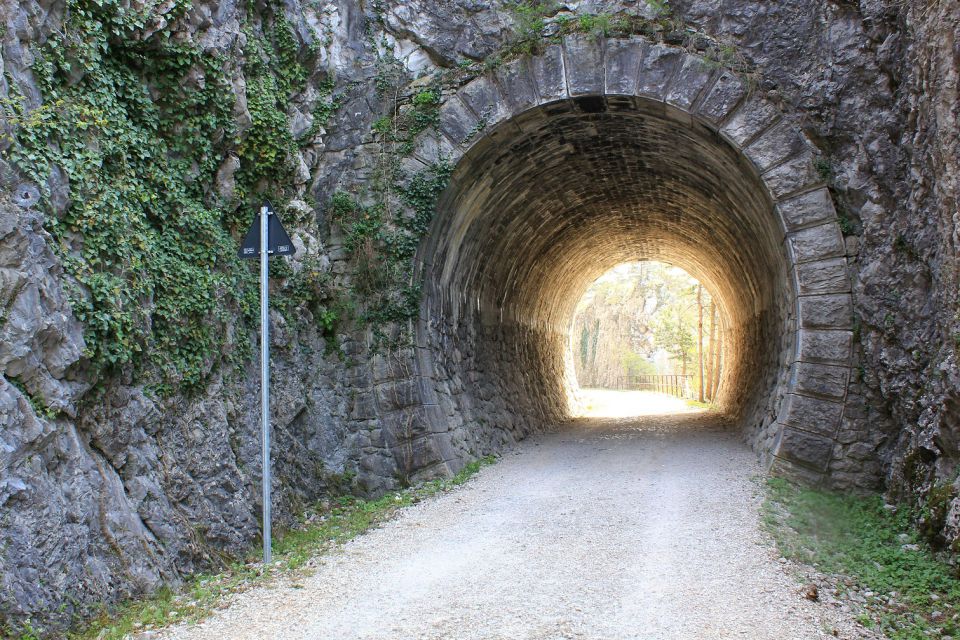nekdanji železniški tunel