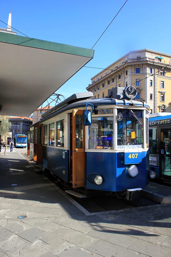 Prihod tramvaja na trg Oberdan v Trstu.