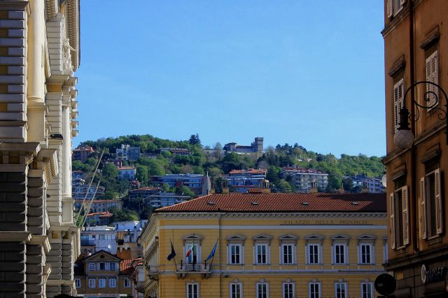 Ne vem, kako se imenuje grad na višjem predelu Trsta ?