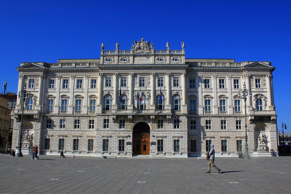 Lloydova palača na Velikem trgu, danes sedež dežele Furlanije-Julijske krajine.