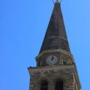 Zvonik, na vrhu katerega je bronasti angel, ki se obrača po vetru...