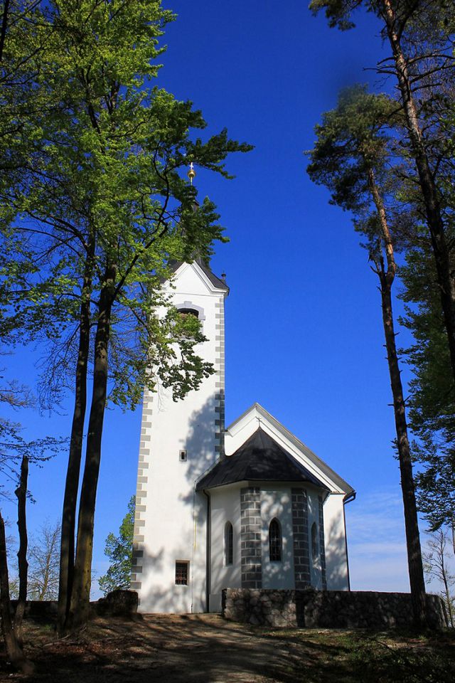 cerkev sv. magdalene na vrhu istoimenskega hriba