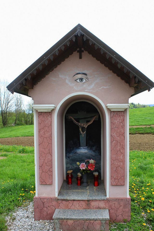 postanek v vasi Češnjice v Tuhinju, kjer stoji kapelica s čudovitimi poslikavami