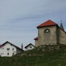 cerkev sv. neže in planinski dom na kumu