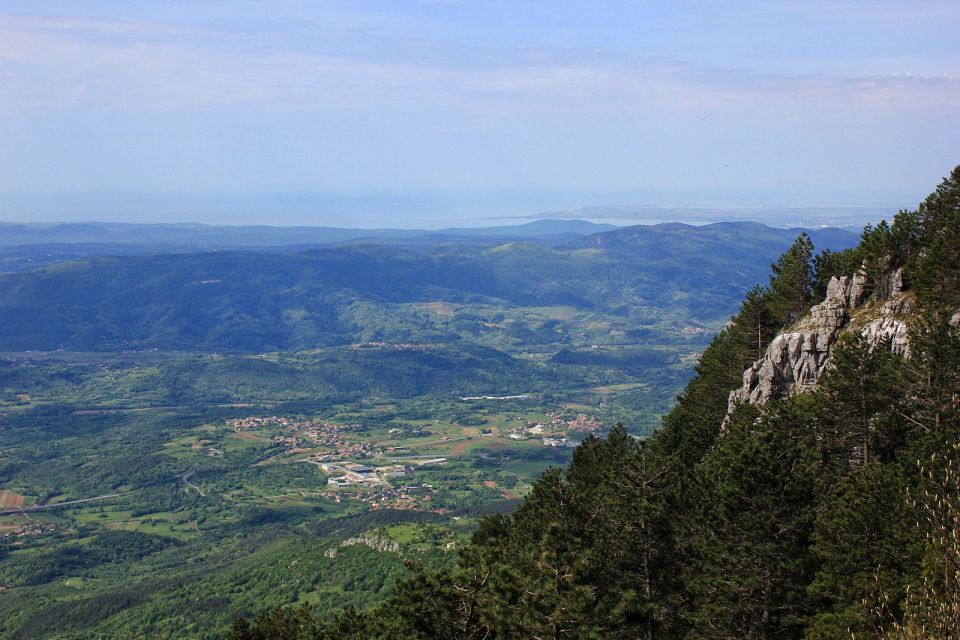 pogled na vipavsko dolino in morje v ozadju