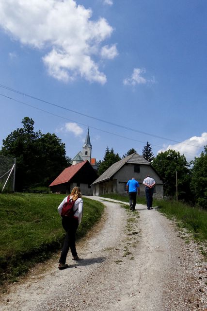 Na gorah je nekaj domačij in cerkev sv. jurija s pokopališčem